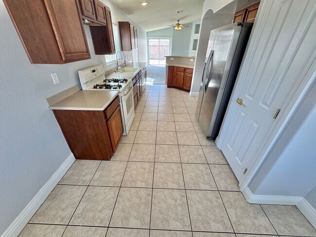 Foto del edificio - Stunning 4 bedroom home offering comfort and space in North Las Vegas