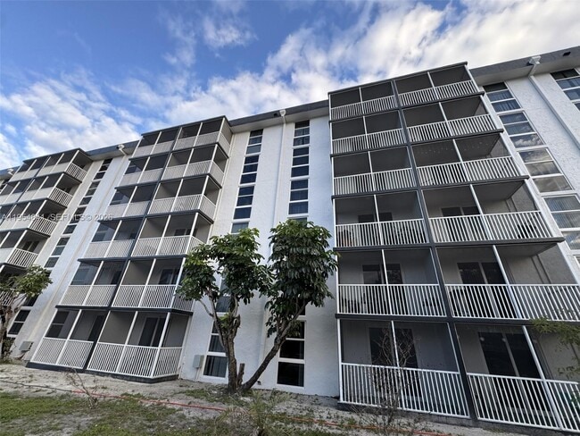 Foto del edificio - 16950 W Dixie Hwy