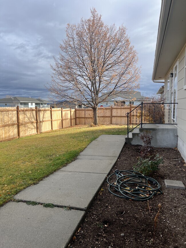 Foto del edificio - 911 Idlewilde Ct