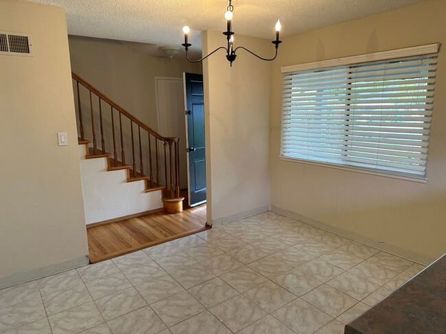 Building Photo - Charming 4 Bedroom 2 Bath Two Story Home i...
