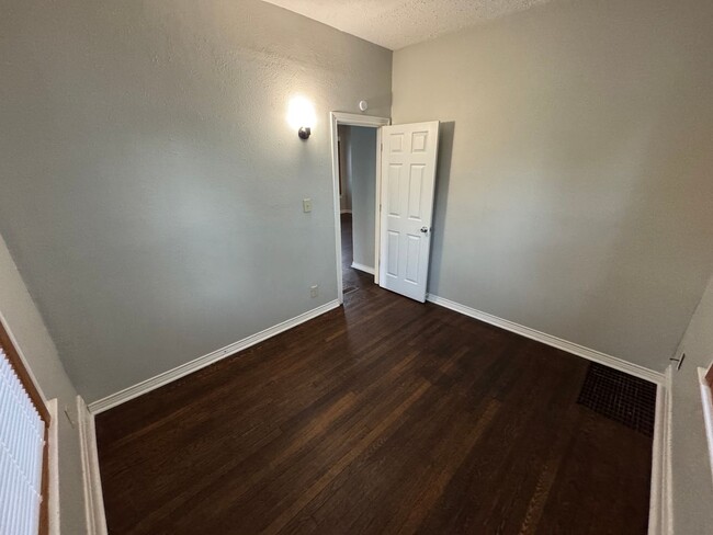 Foto del edificio - 3-Bedroom, 1-Bathroom Home in South Bend –...