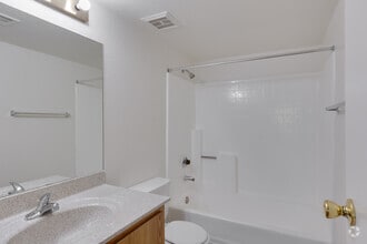 2BR, 2BA - 1,219SF - Bathroom - Glen at Mesa