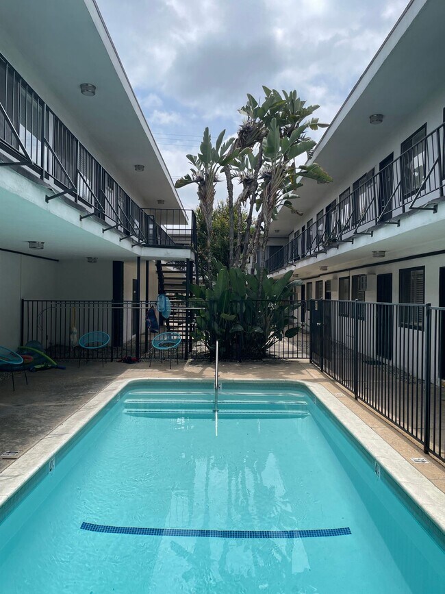 Foto del edificio - The Nicole Apartments