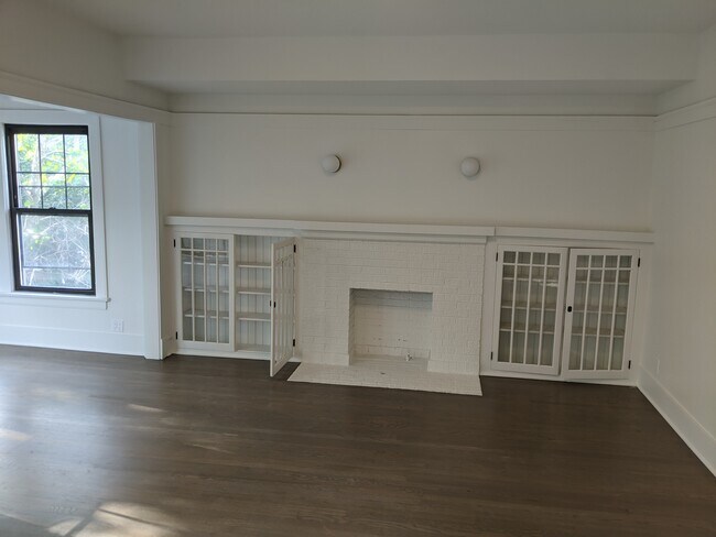 Building Photo - 6331 N Wayne Ave