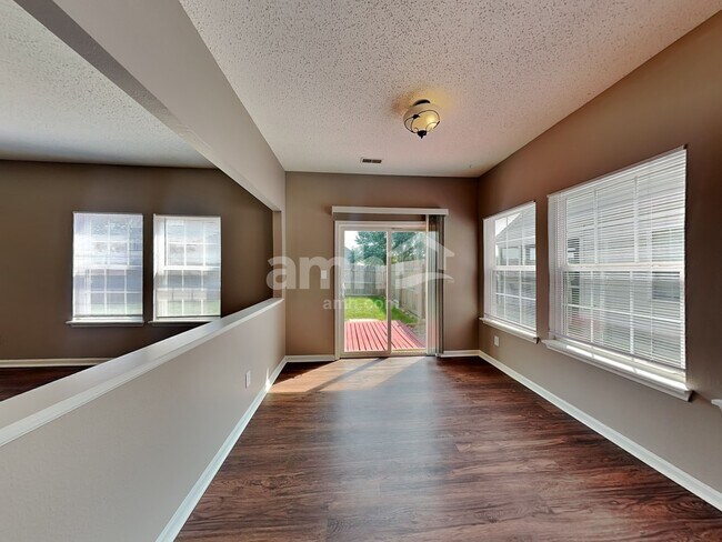 Foto del edificio - 1355 Round Lake Rd