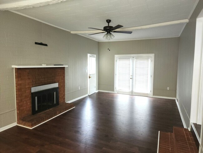 Foto del edificio - 3 bed 1 bath Brick Racher