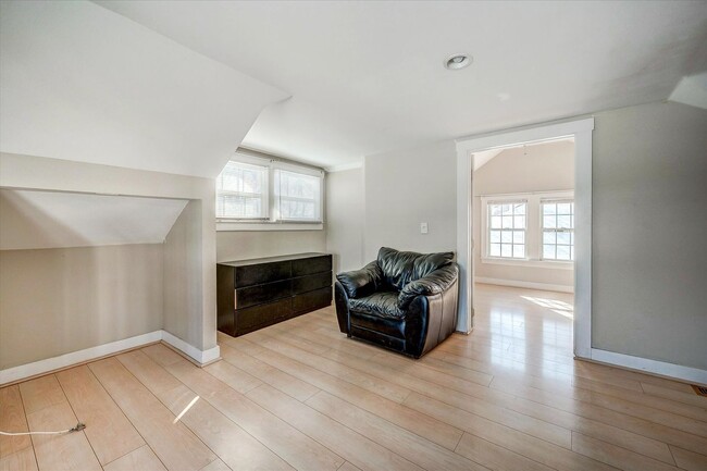 Building Photo - Monroe Duplex