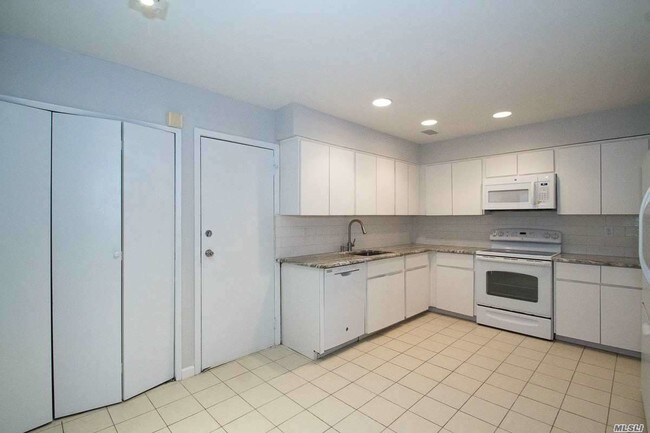 Building Photo - 52 Carriage House Dr