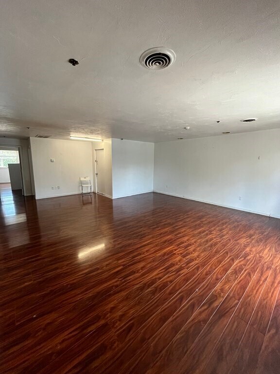 Foto del edificio - 130 Mansfield Ave