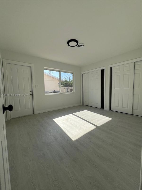 Foto del edificio - 1831 NE 56th St