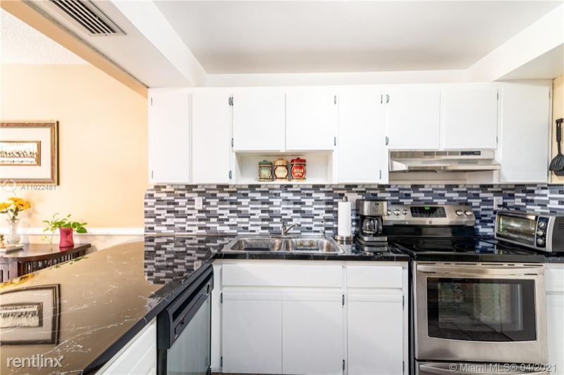 Building Photo - 3 br, 2 bath Townhome - 6621 SW 137 Ct