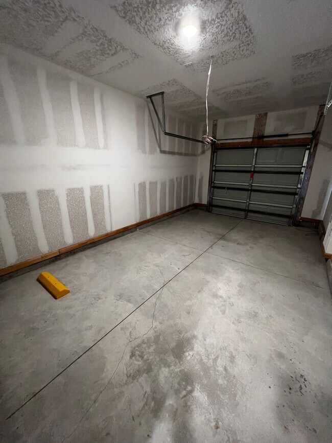 Building Photo - 3/2.5 Townhome in Bridgewater Community!