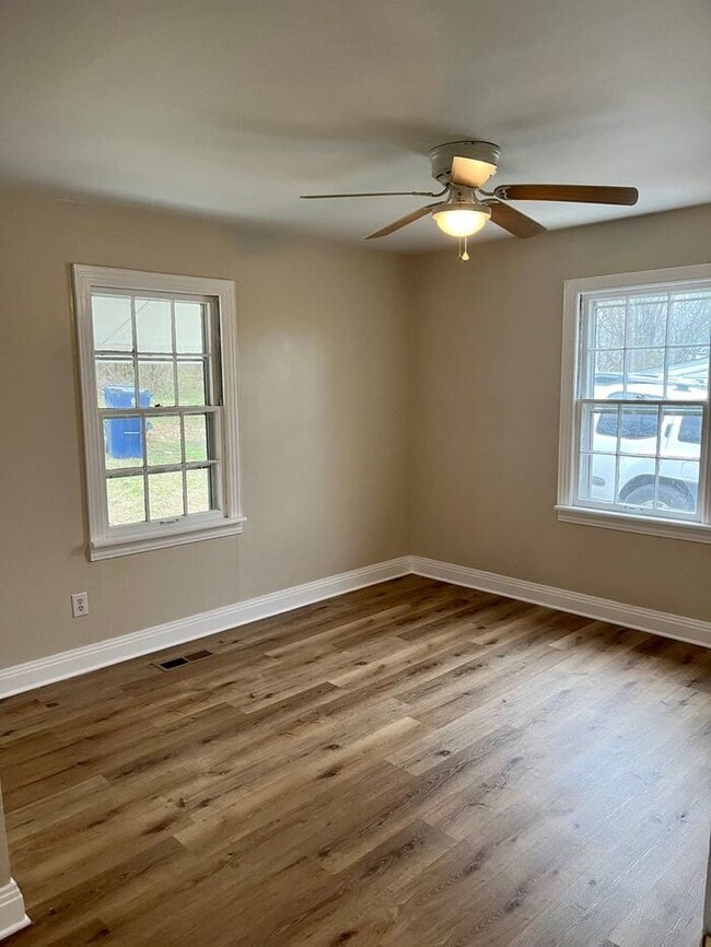 Building Photo - Beautiful 3 Bedroom Home w/yard!