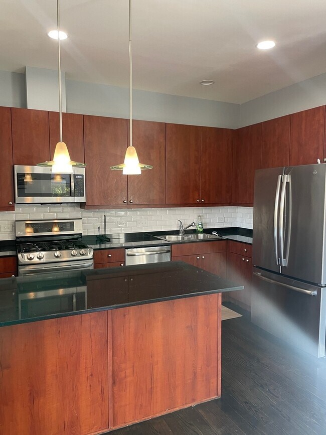 Foto del edificio - 570 W 16th St