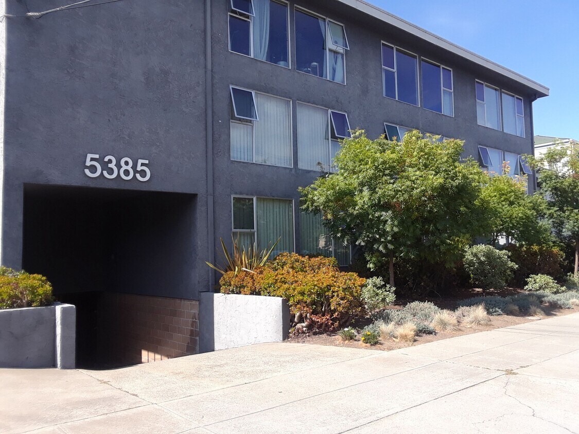 Primary Photo - 5385 Broadway