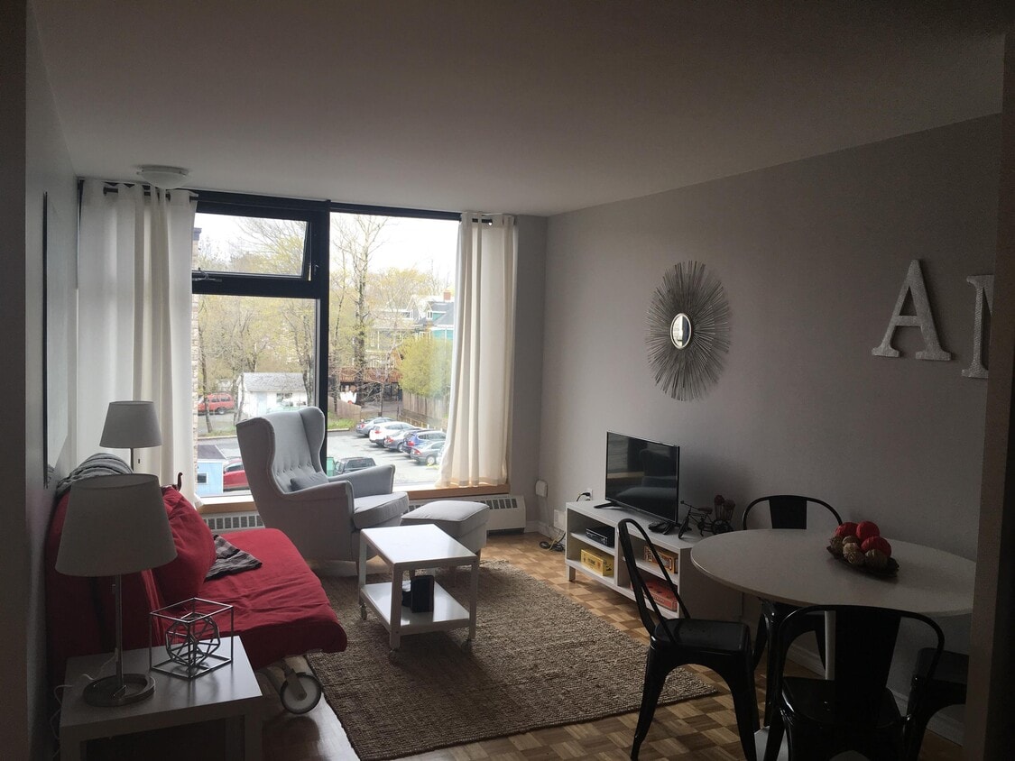 Primary Photo - 1545-1545 Oxford St