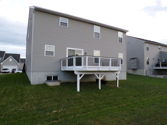 Building Photo - Spacious Colonial in Lee's Parke