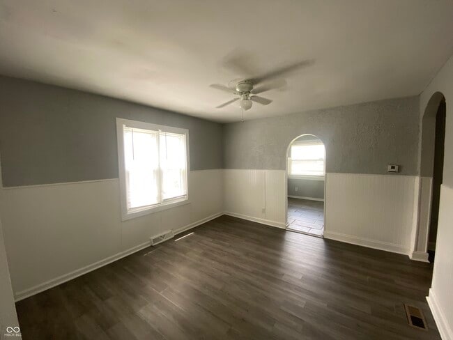 Building Photo - 402 N Bradley Ave