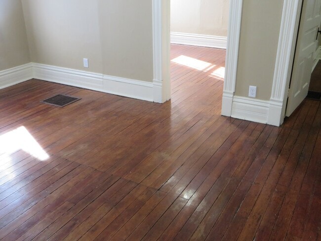 Building Photo - February - One Bedroom Cottage House in the Heart of Downtown (West Central, Downtown)