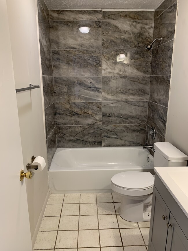 Full Bathroom - 726 Ohio Pike