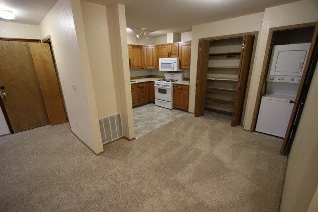 Building Photo - 2 Bedroom Condo near Sand Lake!