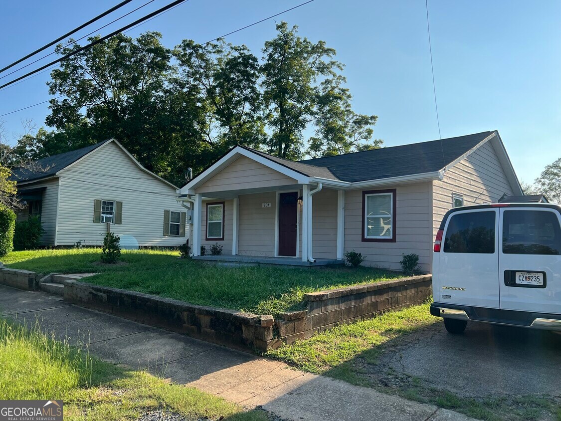 Primary Photo - 204 Mill St