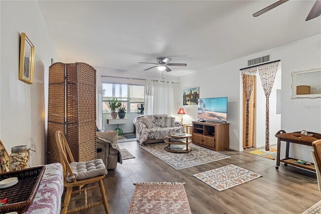 Foto del edificio - 21280 Brinson Ave
