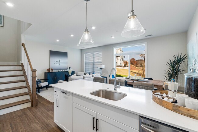 Sala de estar en el plano de planta abierto - Creekside at Mainland