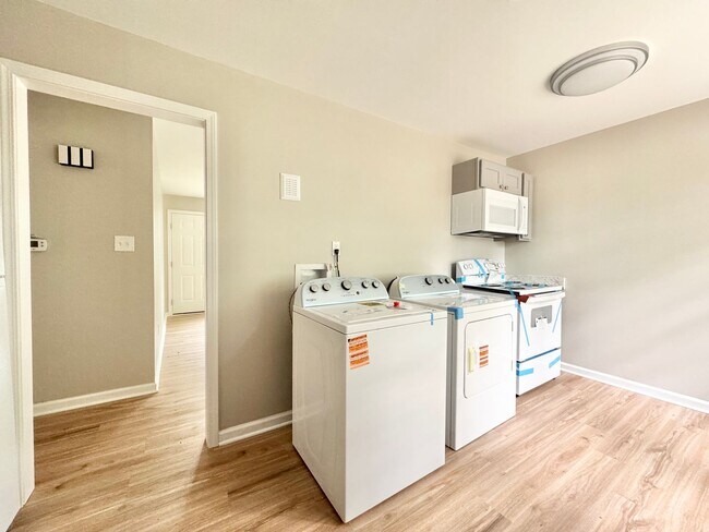 Building Photo - Renovated 3-bedroom convenient to I-40