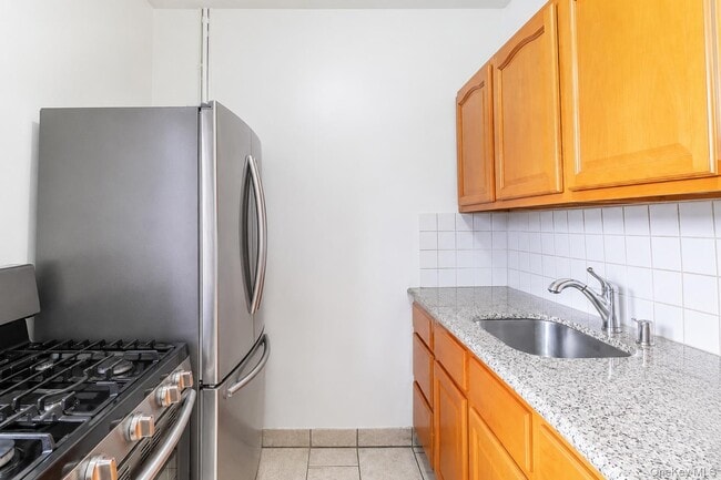 Building Photo - 415 E 187th St