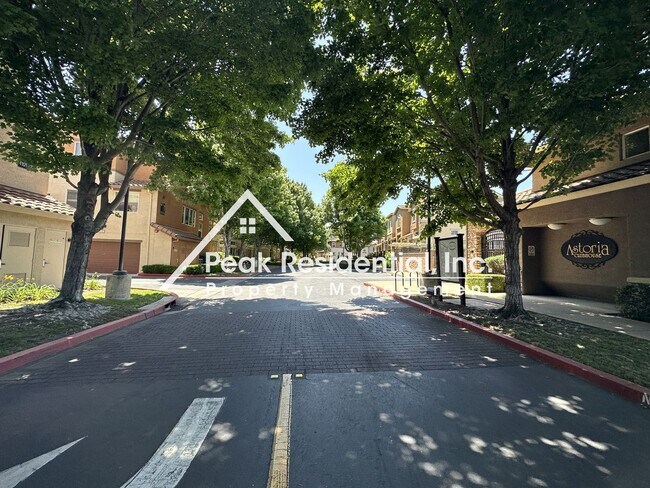 Foto del edificio - Wonderful South Natomas 2bd/2.5ba Condo wi...