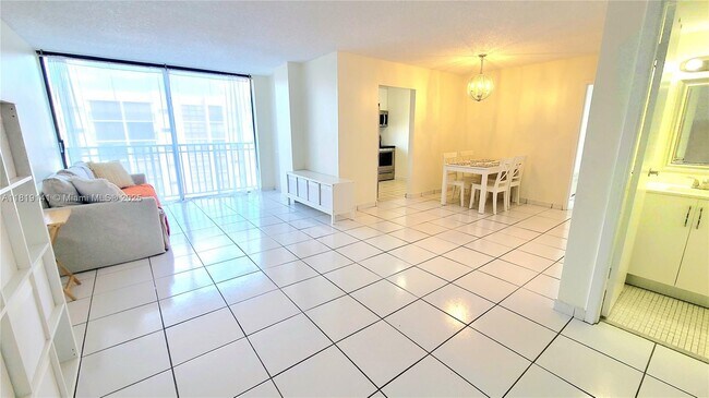 Foto del edificio - 16909 N Bay Rd