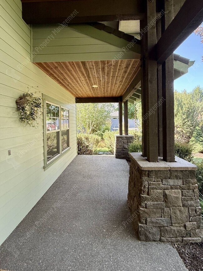 Building Photo - Gorgeous 3 BR home with chef's kitchen in quiet SE Bend location
