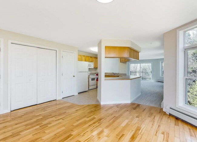 Comedor con vistas a la cocina - 111 Claire Point Rd
