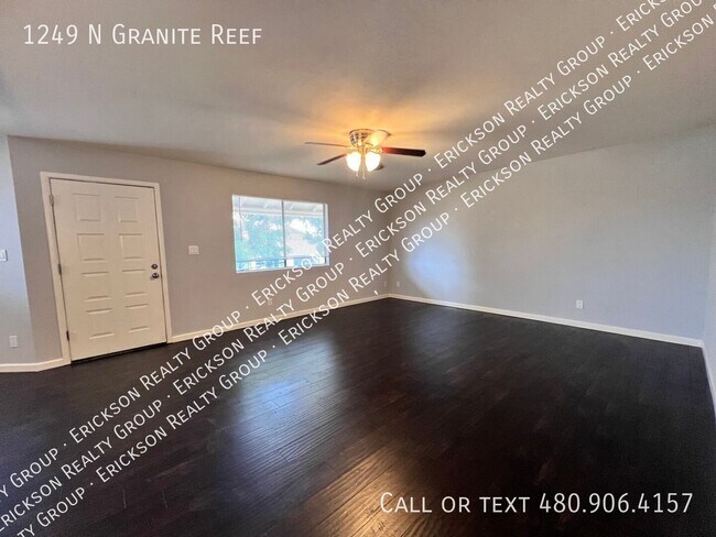 Foto del edificio - 1249 N Granite Reef Rd