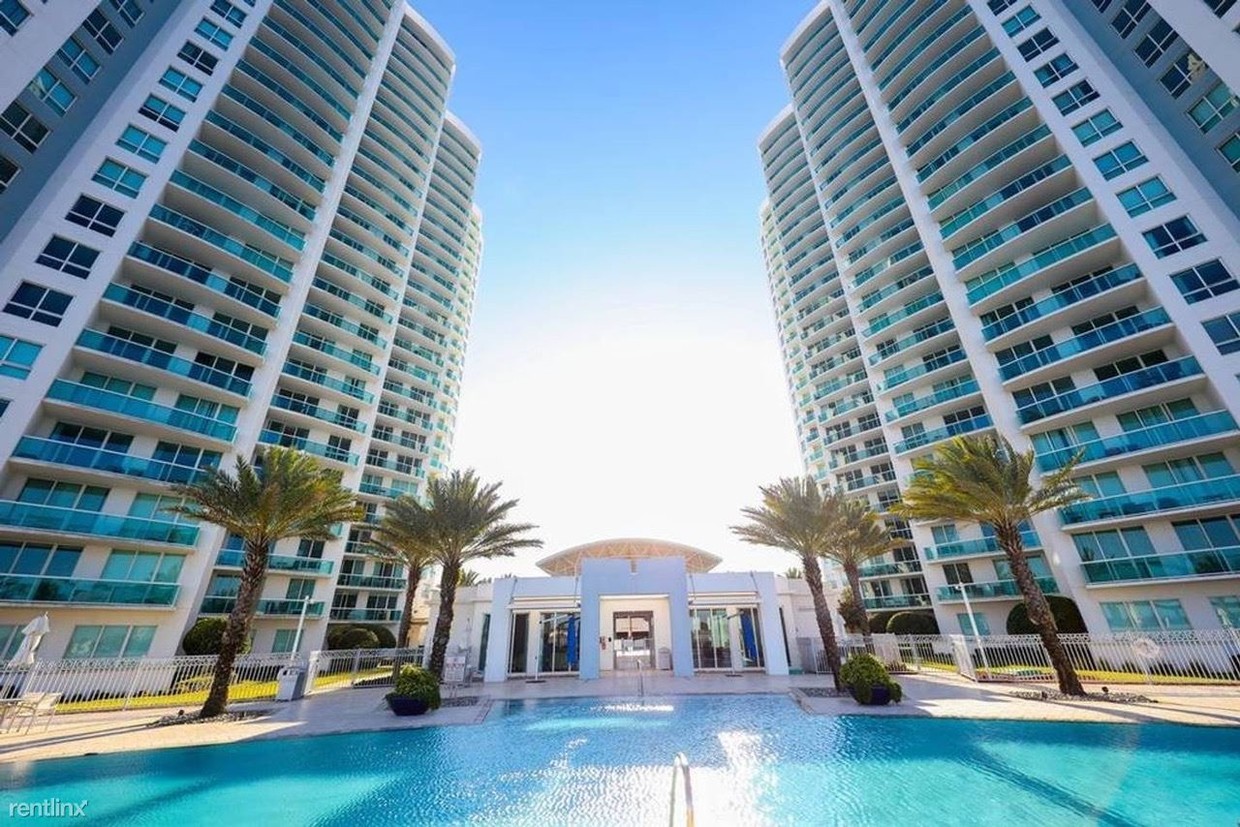Foto principal - 231 Riverside Dr