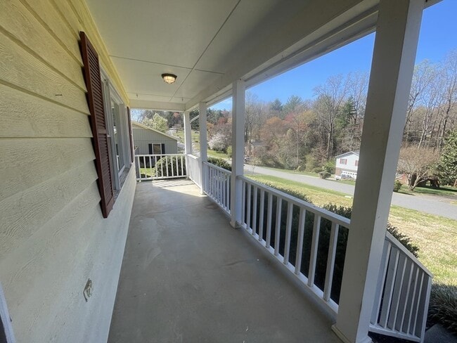 Building Photo - BEAUTIFUL HOME IN NORTHLAKES