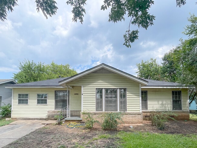Building Photo - 1405 Guthrie Dr