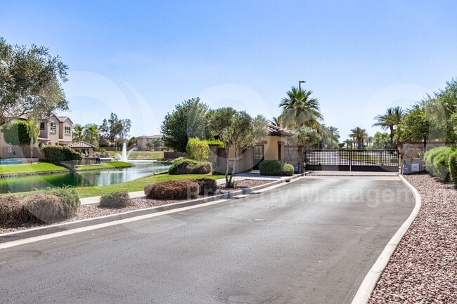 Building Photo - 913 W Yosemite Dr