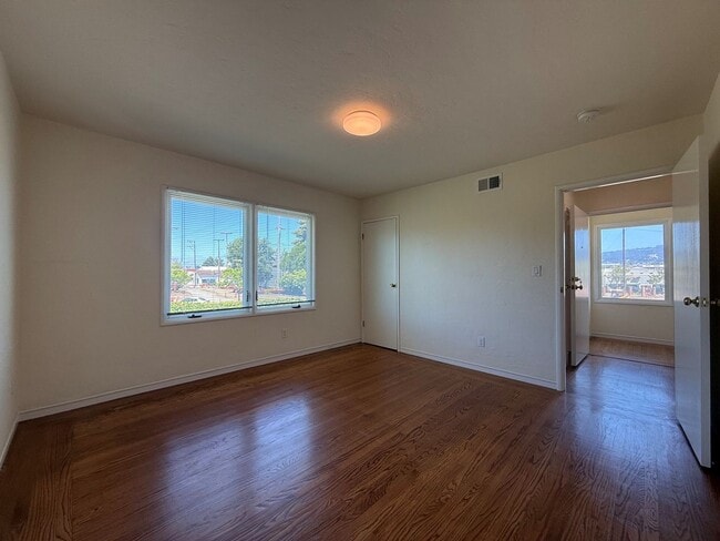 Building Photo - Bright Upper-Level 2BR Home in Alameda’s Desirable East End.