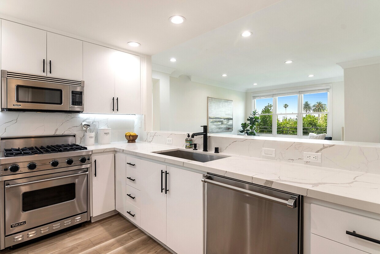 Foto principal - 357 N Hayworth Ave