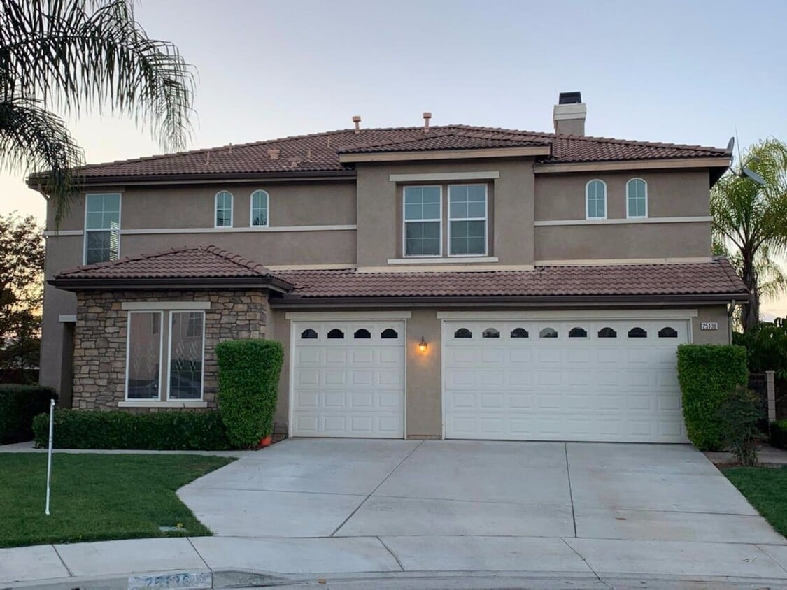 Foto principal - Upgraded 5 Bedroom Home with Spectacular V...