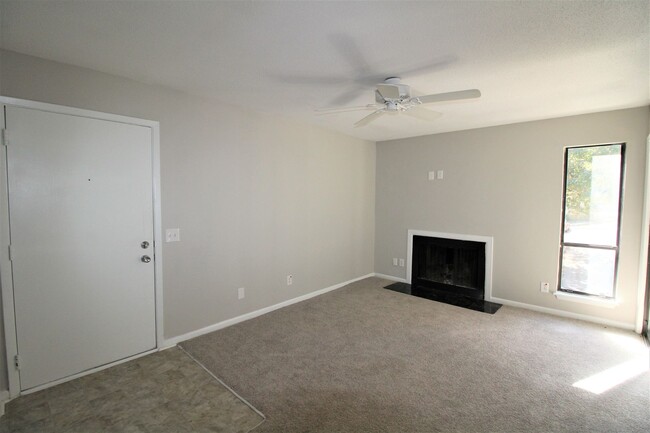 Building Photo - (Coming Soon) 2 Bedroom Condo In South Park!
