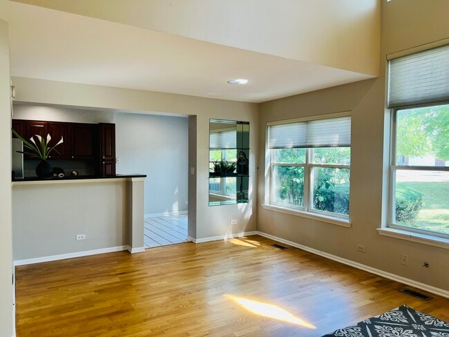 Building Photo - 1560 E Chivalry Ct