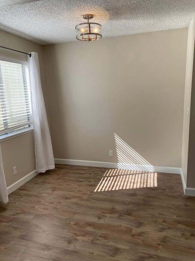 Dining area - 1235 Chalmette Ave