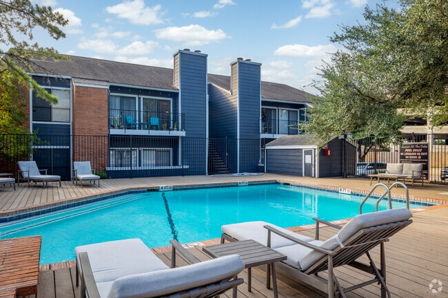 Pool - Tramor at the Oaks Apartments