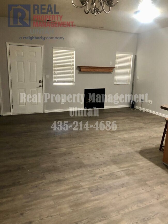 Foto del edificio - 3 Bed 2.5 Bath Townhome in Split Mountain.