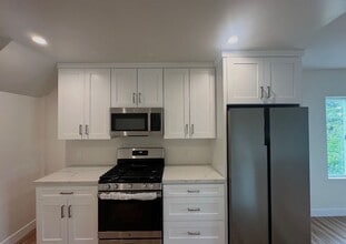Building Photo - 584 Cypress Ave