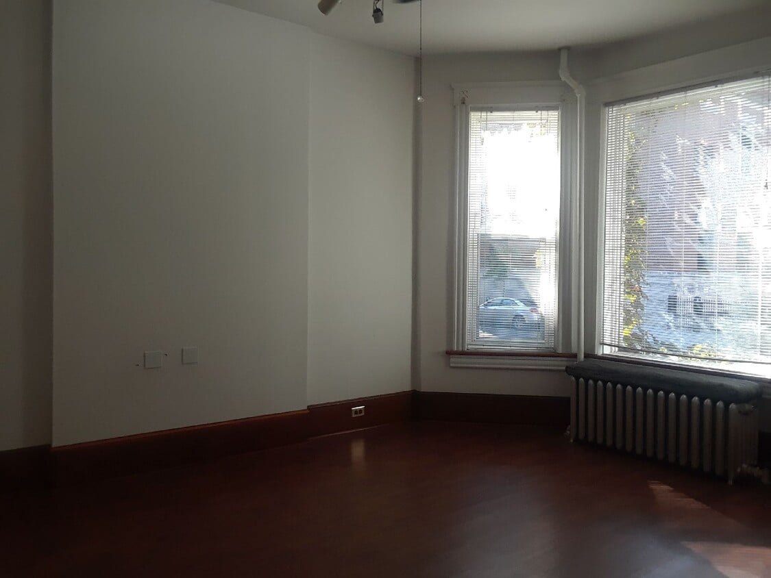 Building Photo - 3545 N Sheffield Ave