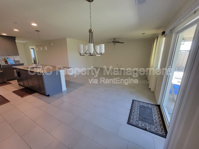 Foto del edificio - 1366 W Butterfield Ln